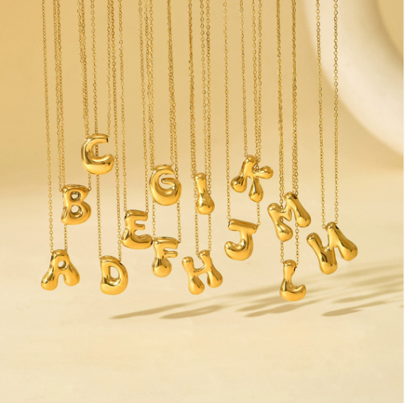 Collar con inicial de oro
