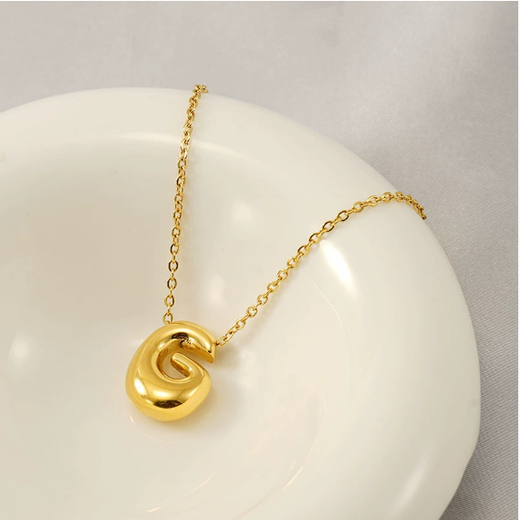 Collar con inicial de oro