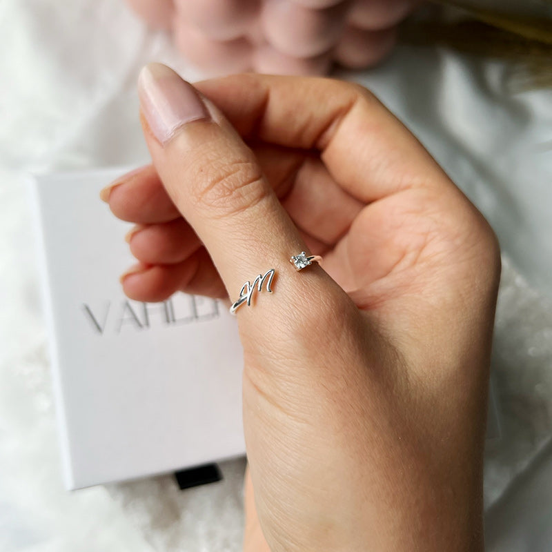 Valentia – Anillo con letra y circonita brillante