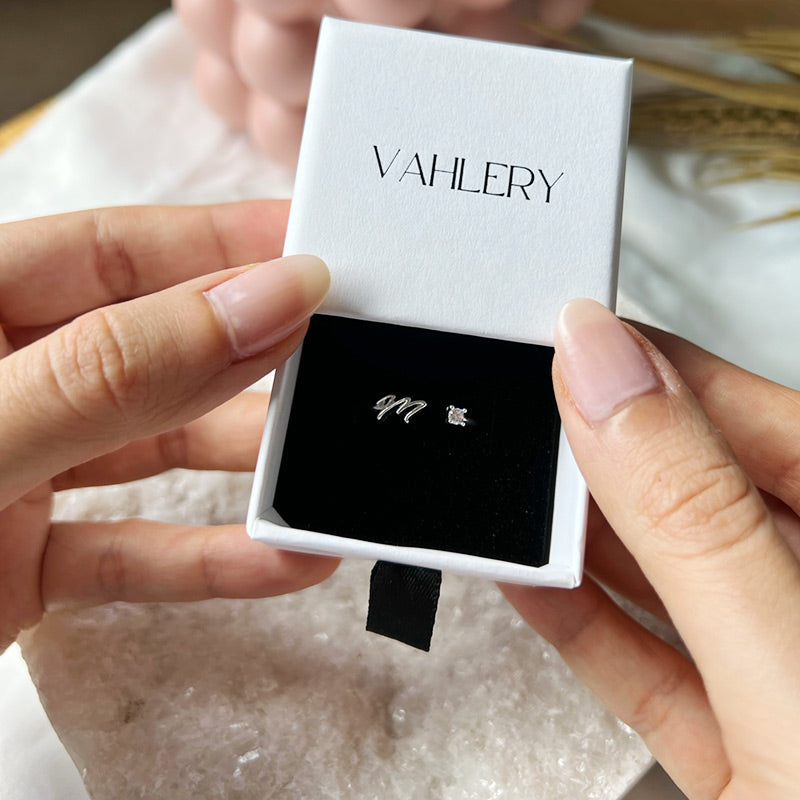 Valentia – Anillo con letra y circonita brillante
