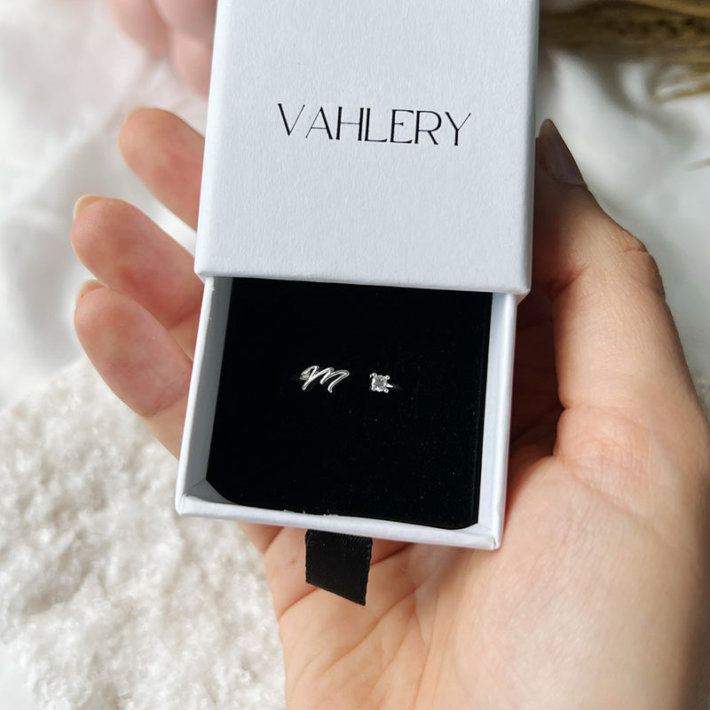 Valentia – Anillo con letra y circonita brillante