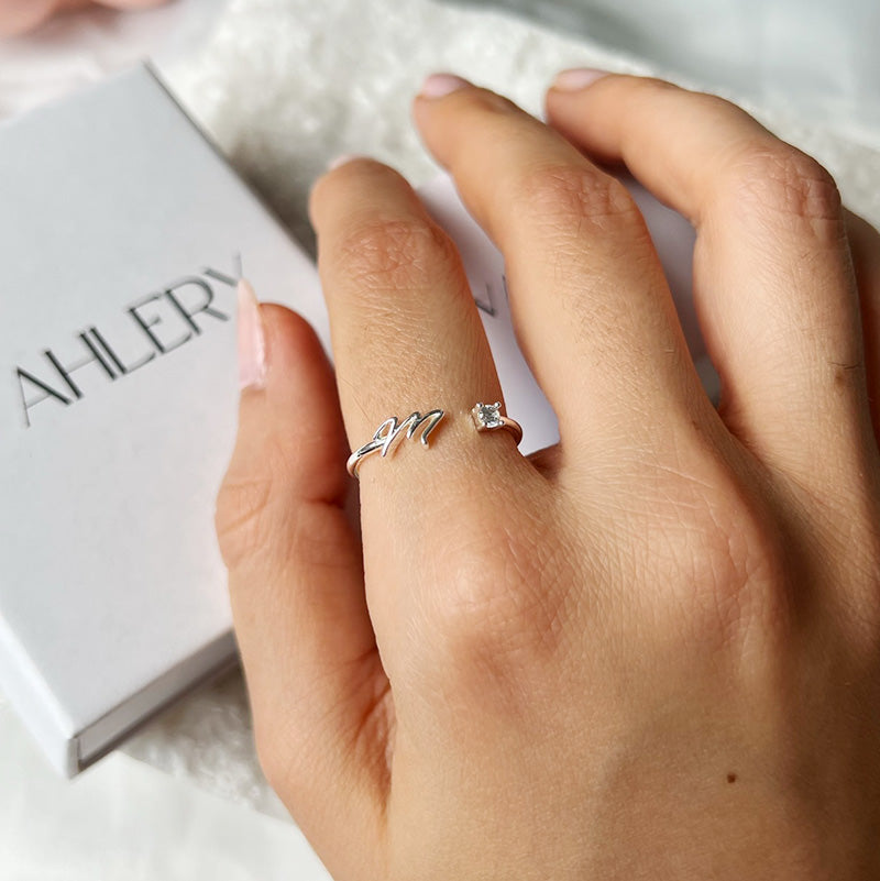 Valentia – Anillo con letra y circonita brillante