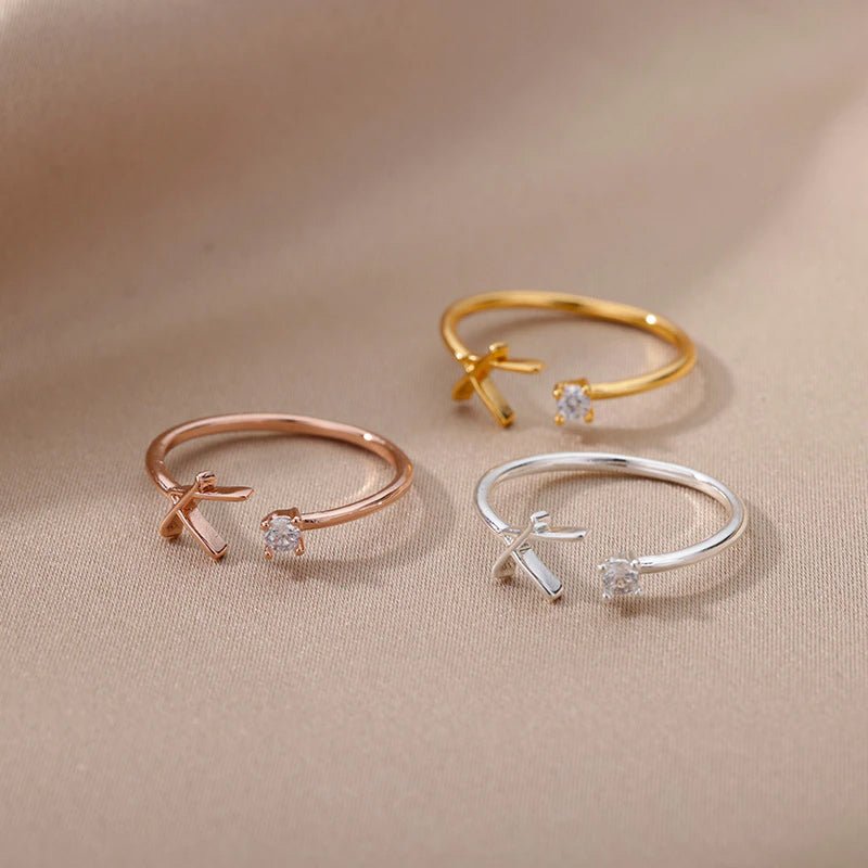 Valentia – Anillo con letra y circonita brillante