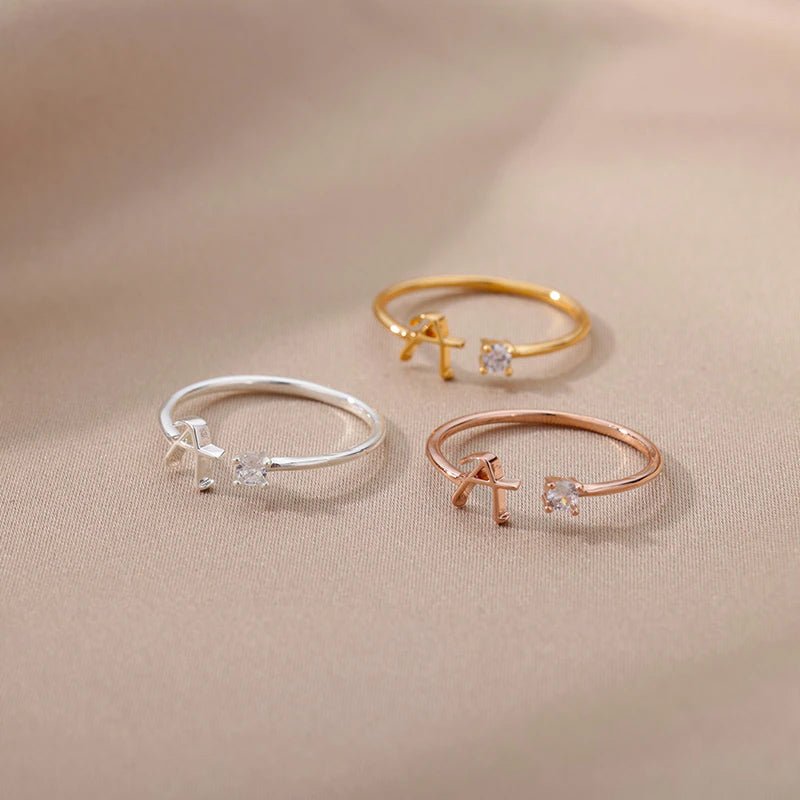 Valentia – Anillo con letra y circonita brillante